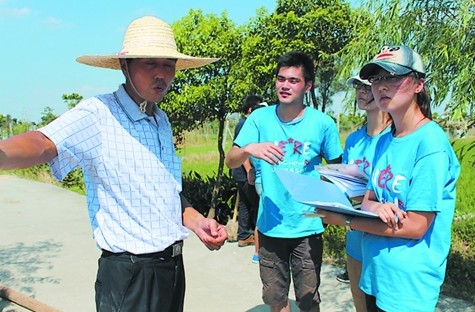 为获得第一手资料,范建桃和同学来到田间地头和农民交谈