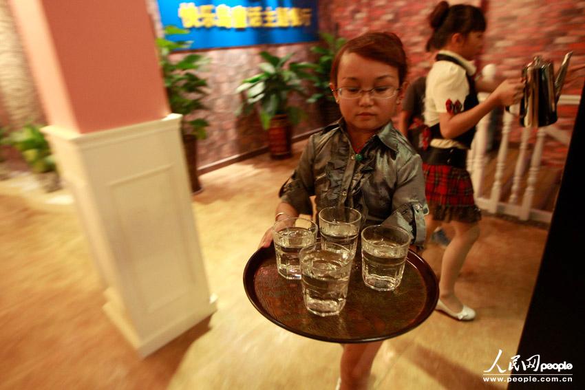 郑州惊现袖珍人童话主题餐厅 店员平均身高1.3米