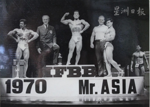 在1970年亚洲先生比赛上夺得全场总季军的潘六弟（右），与其它优胜者站在领奖台上展示他们傲人的肌肉线条。
