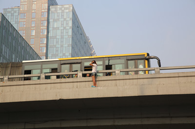 北京东三环双井桥女子欲跳桥僵持半小时被救下