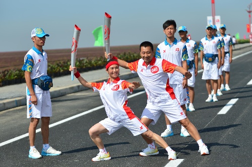2013年8月20日(全运会(4)十二运火炬在盘锦传递 8月20日,火炬手徐丽