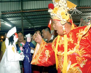 城隍爷为一对纸扎公仔新郎及新娘主持“开光”冥婚礼。马来西亚《光华日报》