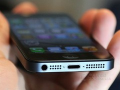 图为 16GB苹果iPhone 5