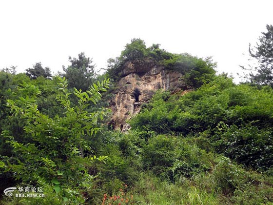 在商洛山区惊现一名"山顶洞人,时而全身赤裸进出山洞"隐居"崖洞多年