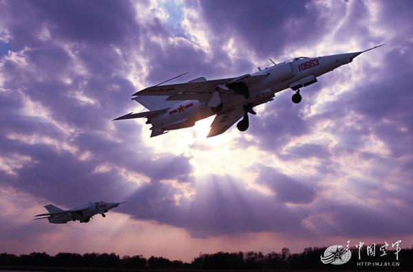 【組圖】中國空軍強五強擊機掠月穿日飛行,強5強擊機 - 六維空間