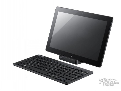 三星 XE700T1C-A01外壳采用复合材料构成,轻薄而惊艳,配合11.6英寸LED屏幕更能突显出该款产品的外观十分细致大方,超敏度电容式触摸屏使用起来十分方便。