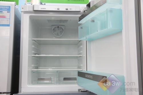 排风扇可以将异味排除到冰箱外，让箱内的空气保持最清新的状态，以保证食物的新鲜性，温和的照光灯将整体箱内变得通透明亮。