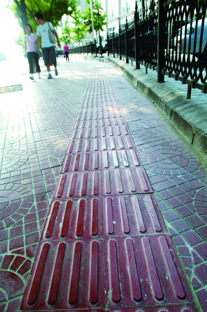 北京盲道被指设计不合理 盲人直言走就是作死