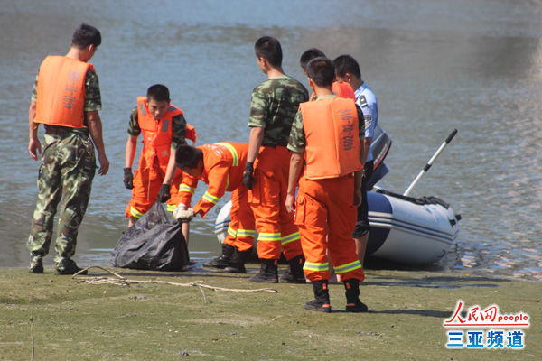 消防官兵將屍體裝入袋中