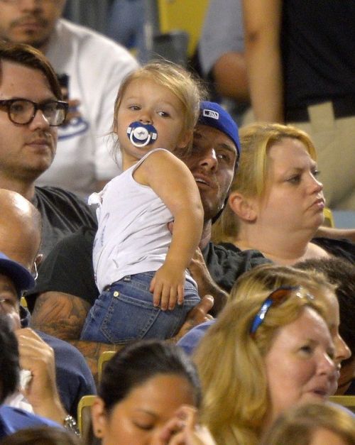 贝克汉姆抱女儿看棒球赛 小七哈珀不停给小贝喂食