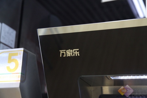 主体材质采用不锈钢，耐腐蚀、耐高温，而面板材质采用了钢化玻璃，极具质感。不锈钢与黑色钢化玻璃的巧妙结合，让烟机能够与现代厨房的整体装修风格较好相融。