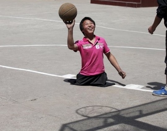 双腿截肢少年追逐篮球梦 神投手梦想参加残奥会