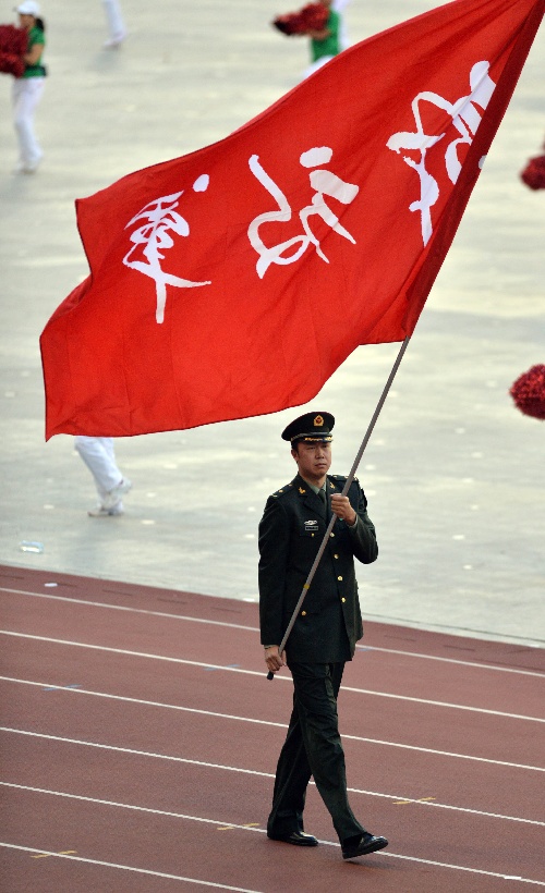 这是解放军体育代表团旗手王治郅执旗入场 新华社记者杨青摄