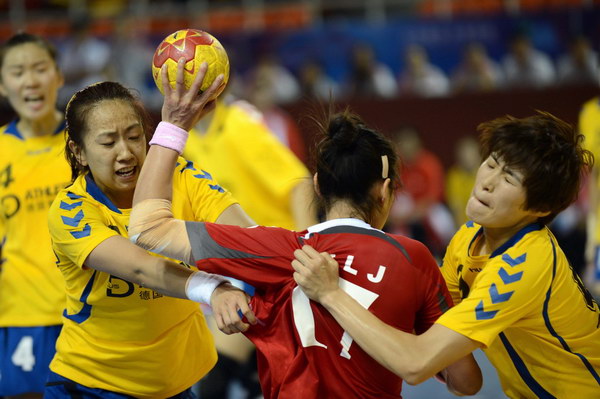 组图：女子手球赛江苏胜上海 郭威在比赛中防守
