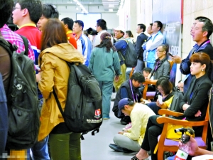 射击场边观战的家属团。