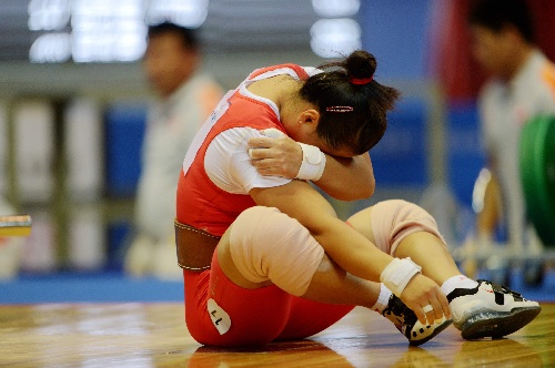 当日,在沈阳进行的第十二届运动会举重女子63公斤级比赛中,辽宁队