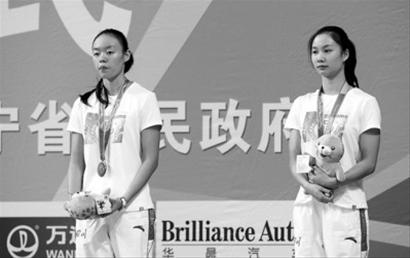 文婷姐妹没有参加颁奖仪式和赛后新闻发布会,奖牌由四川队的代表代领。 /新华社