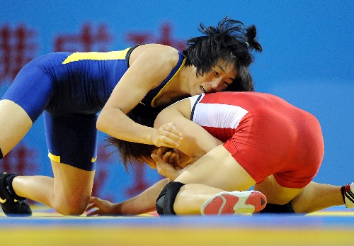 女人打架摔跤图片