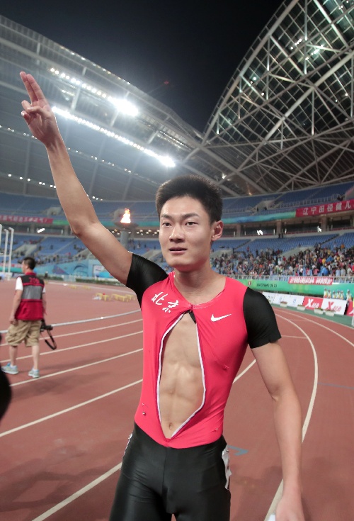图文全运男子100米决赛张培萌在夺冠后庆祝