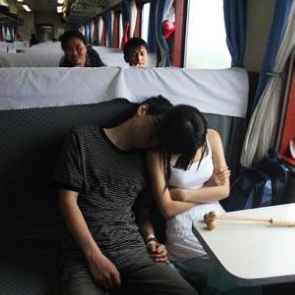 台湾情侣列车上夸张亲热 情不自禁当众发生关系
