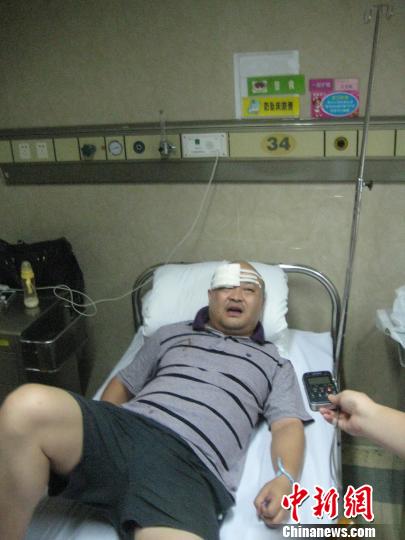 广州白云区鹅掌坦路一仓库10日中午发生爆炸，记者从广州市第一人民医院了解到，目前该院共收治了11名伤者，这些伤者受到不同程度外伤，神智都较为清醒。　刘烨　摄