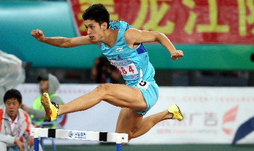图文:男子400米栏决赛 冠军山东程文过栏雄姿