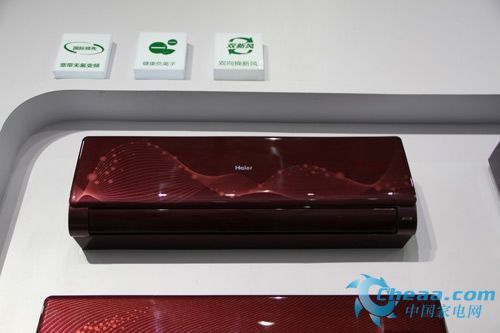 而在外观上,海尔KFR-35GW/08QFW22空调面板采用大红色设计,148mm的超薄机身,完美的设计曲线搭配,优雅大方。