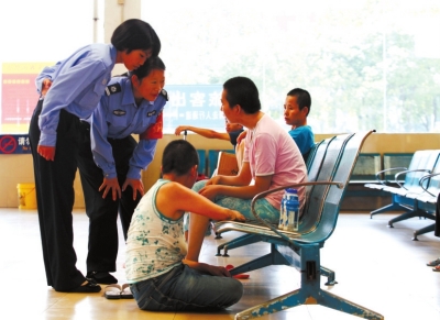 9月11日，广东珠海7位女精神病患被“弄丢”在东莞南城汽车站候车大厅。图/东方IC