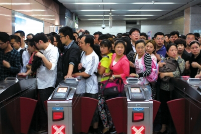 北京地铁4号线早高峰故障乘客被困隧道90分钟