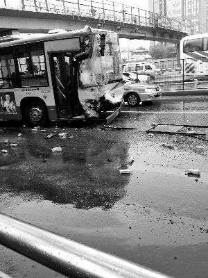 北京两公交车追尾多人受伤相撞时像爆炸