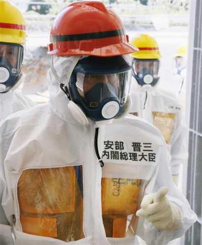 安倍视察福岛核电站时所穿的防护服名字被写错。