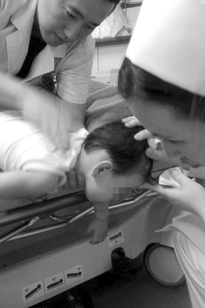 急救室内,陈彦(左上)正在用海姆立克法给女童做抢救