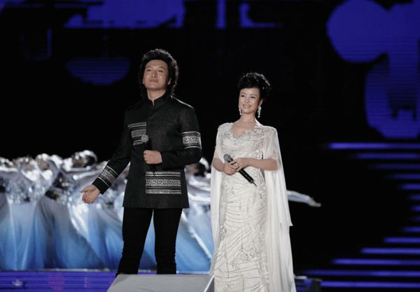 姚林辉与齐峰在晚会上合唱《城里的月光》,配合默契,唱出味道
