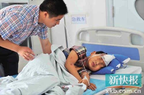 一名受伤学生在医院接受治疗。新快报记者郑雁虹/摄