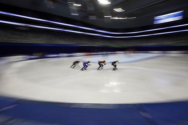 北京时间9月27日,2013/14赛季短道速滑世界杯中国站在上海东方体育