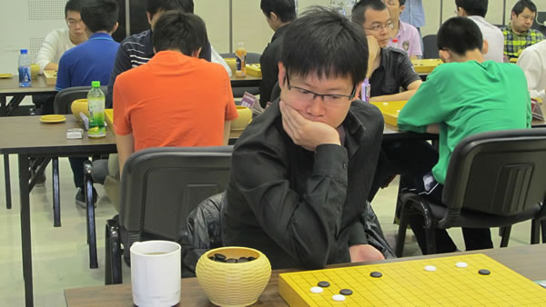 图文:棋圣战预选赛第二轮 推出围棋网站的刘星