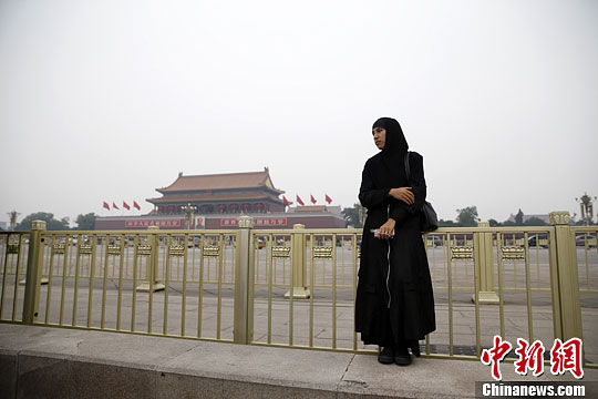 9月30日，游客在北京天安门广场游览。27日至30日，京津冀地区持续出现雾霾天气。北京当月雾霾日数达16天，较常年同期（3.6天）偏多12.4天。中新社发 刘关关 摄