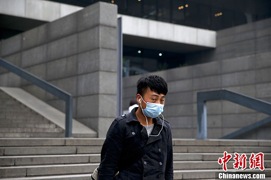 9月30日，游客在北京天安门广场游览。27日至30日，京津冀地区持续出现雾霾天气。北京当月雾霾日数达16天，较常年同期（3.6天）偏多12.4天。中新社发 刘关关 摄