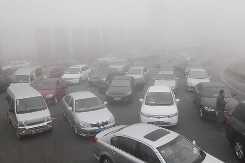 10月1日，车辆在同三高速江苏赣榆入口处排起“长龙”。新华社发(司伟 摄)