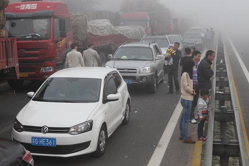 10月1日，车辆在同三高速江苏赣榆入口处排起“长龙”，司机和乘客下车查看情况。新华社发(司伟 摄)