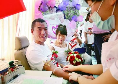 仝赛赛当场献血400毫升,作为婚礼的纪念。