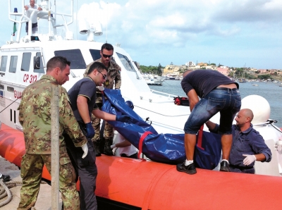 10月3日，在意大利兰佩杜萨岛港口，海岸警卫队成员搬运非法移民的尸体。新华社发