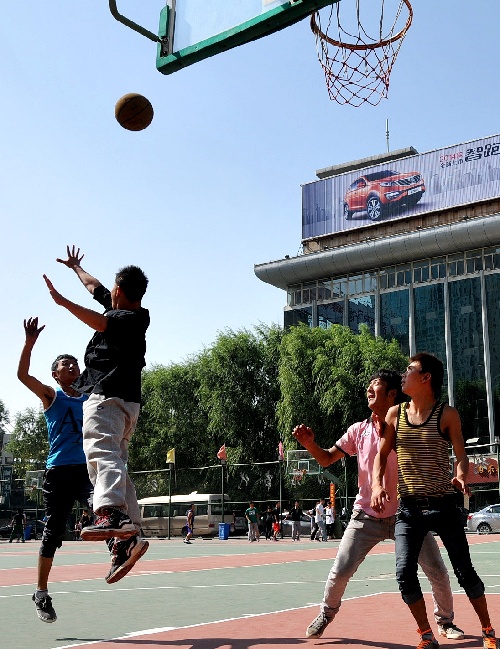 图文:全民健身快乐运动过国庆 打篮球
