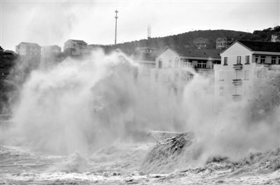 昨日，在浙江温岭石塘港，巨浪扑向堤坝。当日，受强台风“菲特”影响，浙江省沿海掀起数米高的巨浪。新华社发