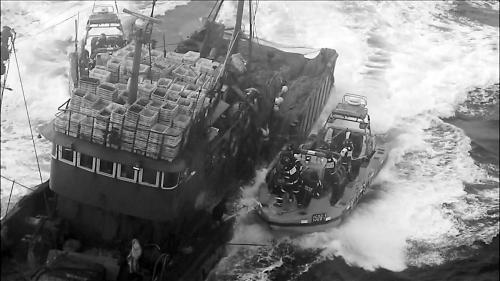 韩国海警乘坐高速艇，试图登上中国渔船。