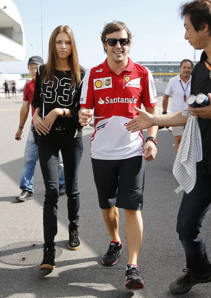图文:f1日本大奖赛赛前 阿隆索与女友漫步