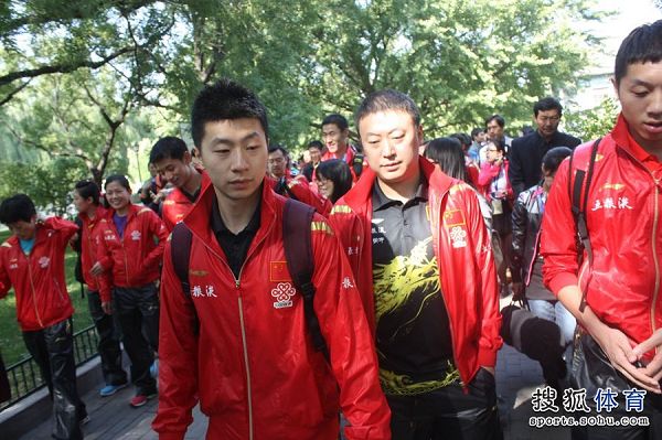 图文:中国乒乓球队去北大 马龙马琳