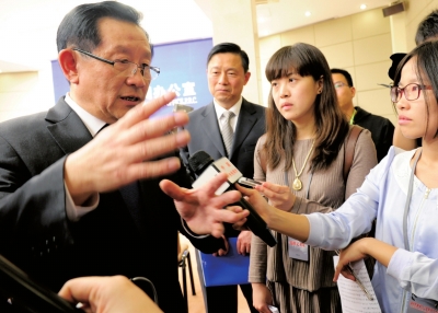 全国政协副主席、科技部部长万钢新闻发布会后回答记者提问。中新社发
