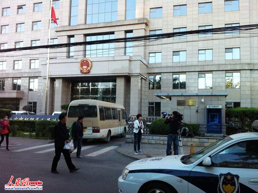 冀中星的辩护律师刘晓原到达朝阳法院，等候进入安检厅