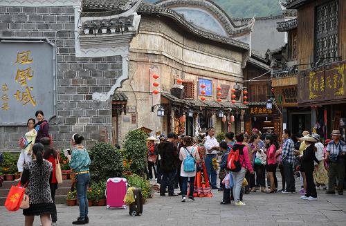 10月15日,凤凰古城东正街上客流如潮.新华社记者 赵众志 摄